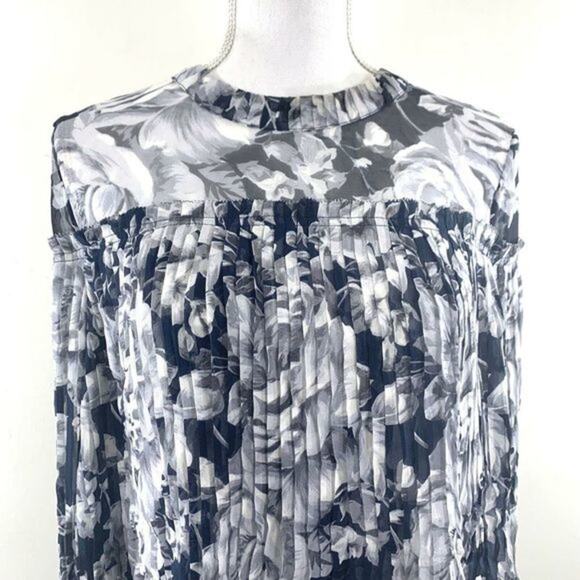 INTERMIX Charlotte Pleated Floral 100%‎ Silk Blouse Size S Top Navy Bell Sleeve - Picture 8 of 8